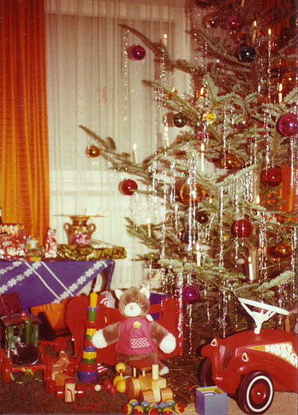 File:Weihnachtsbaum und Geschenke 1970er.jpg